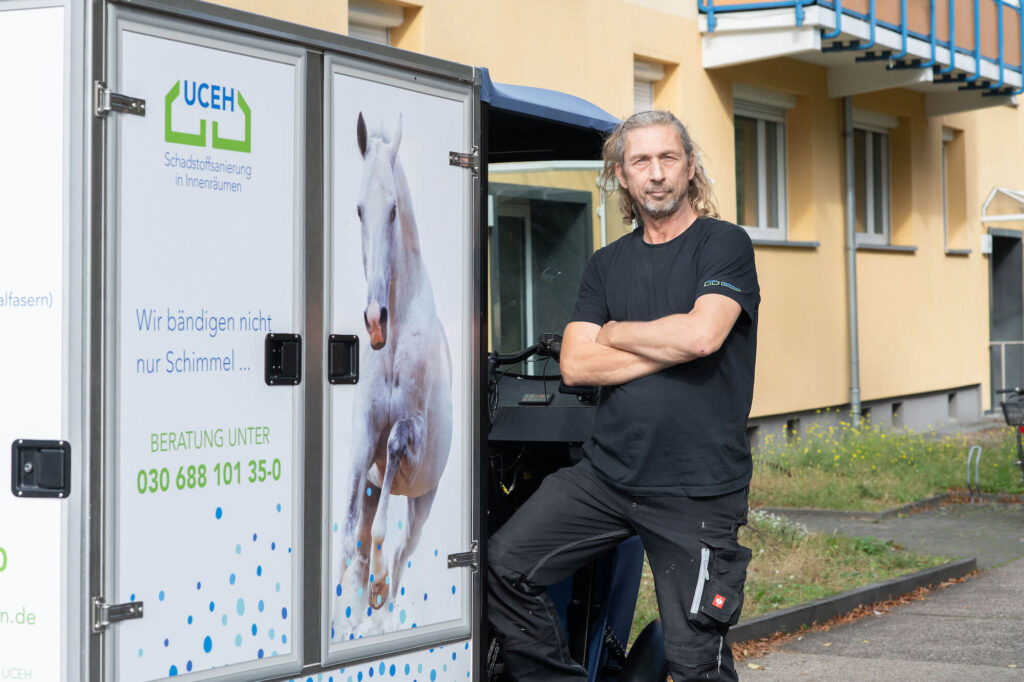 E-Cargobike der UCE Höckert GmbH mit Mitarbeiter im Einsatz in Berlin